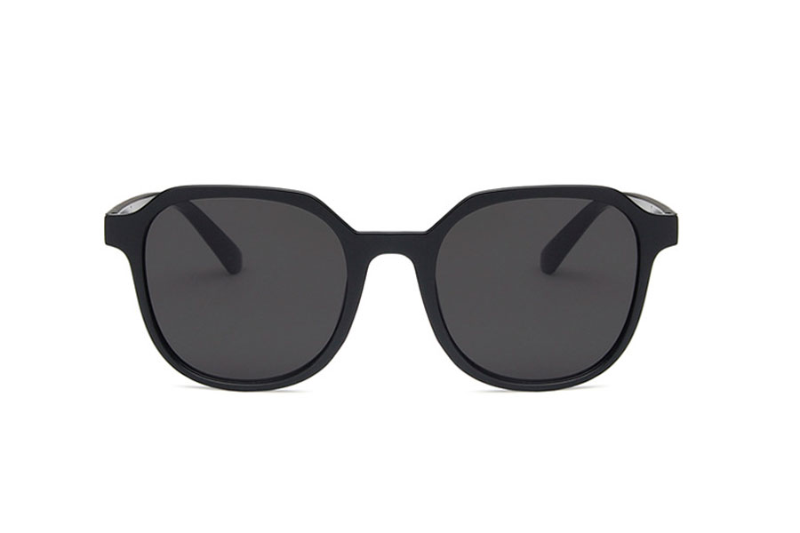 Dame solbrille i blank sort stel med grå-sorte glas. Formen er både lidt firkantet med runde former og rundt med kantede former | firkantet-solbriller-2