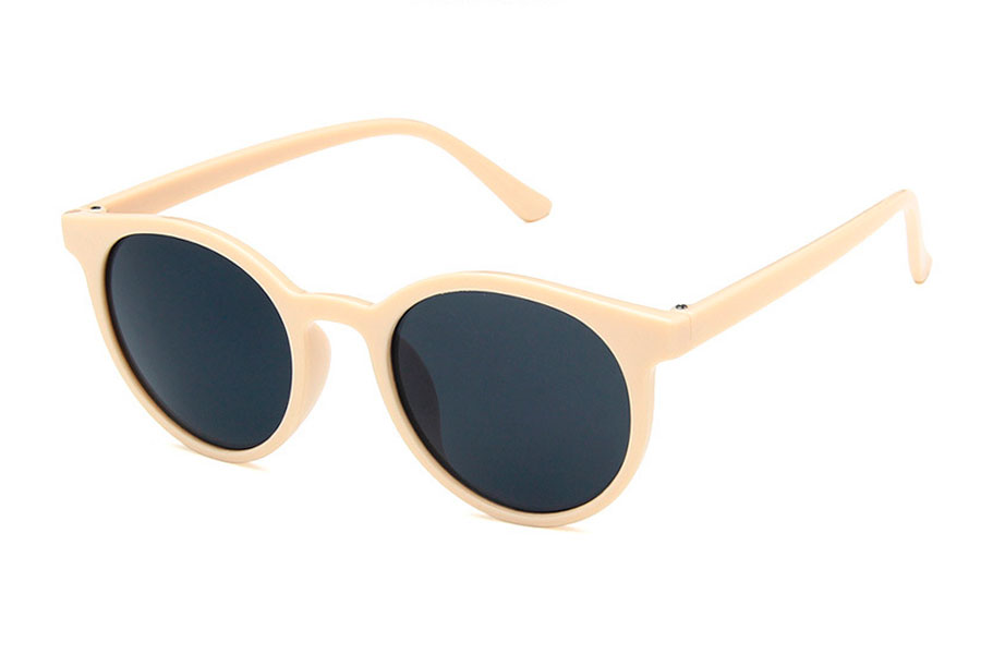 Rund solbrille i blank cremefarvet stel med grÃ¥-sorte glas. Formen er klassisk rund i smukt enkelt design. | runde_solbriller