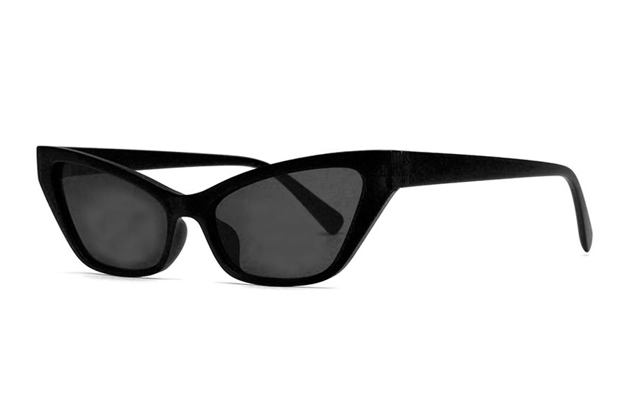 Smal kantet cateye solbrille i blank sort design.  Modellen er spids og kantet og markerer solbrillemodens alvor. Til den stilsikre kvinde med en rå attitude. | cat_eye_solbriller