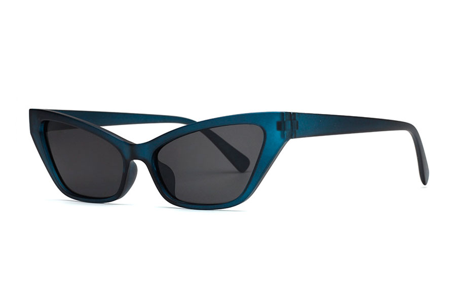 Smal kantet cateye solbrille i blåt mat halvtransparent design. Modellen er spids og kantet og markerer solbrillemodens alvor. | solbriller_kvinder