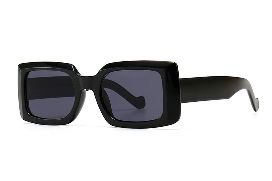 Solbrille som vi kender den fra de fleste, helt store modehuse og fra tidens stil ikoner som bla. Audrey Hepburn, Grace Kelly og Jackie Kennedy | firkantet-solbriller