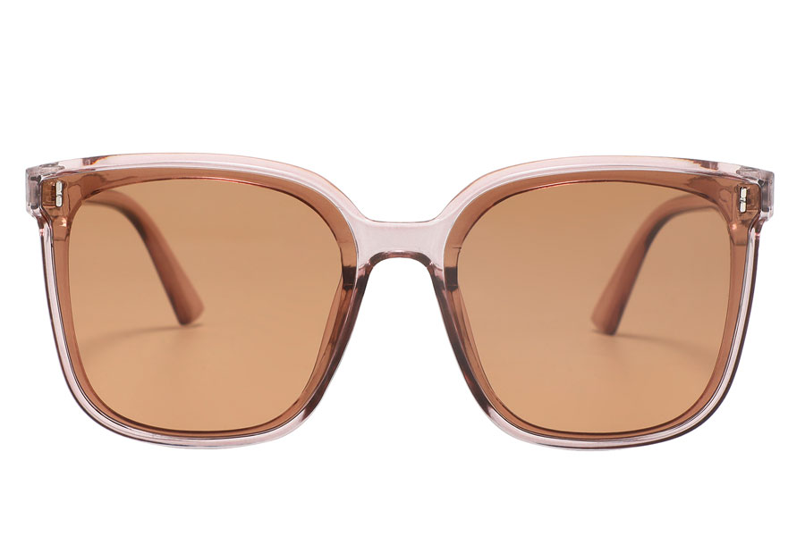 Solbrille hvor stellet er transparent i en lys og let beige nuance. Glassene er lysebrune | solbriller_kvinder-2