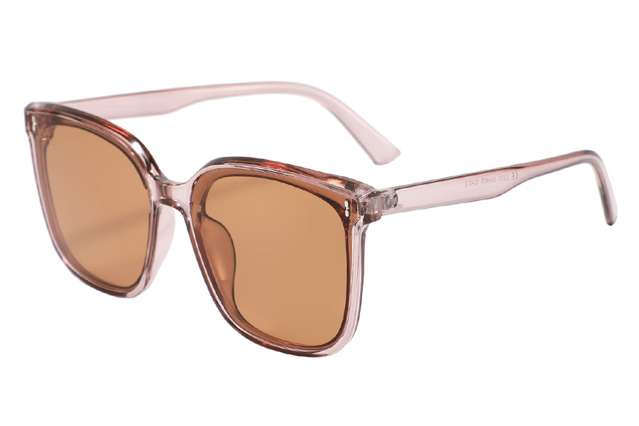 Solbrille hvor stellet er transparent i en lys og let beige nuance. Glassene er lysebrune | solbriller_kvinder