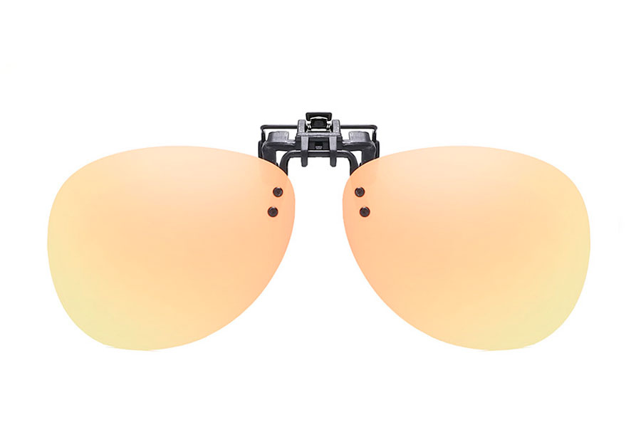 Glassene er polaroid glas i orange-gule-fersken spejlglas. Clips denne solbrille ovenpå dine alm. briller, passer på stort set alle brille modeller. | polaroid_solbriller
