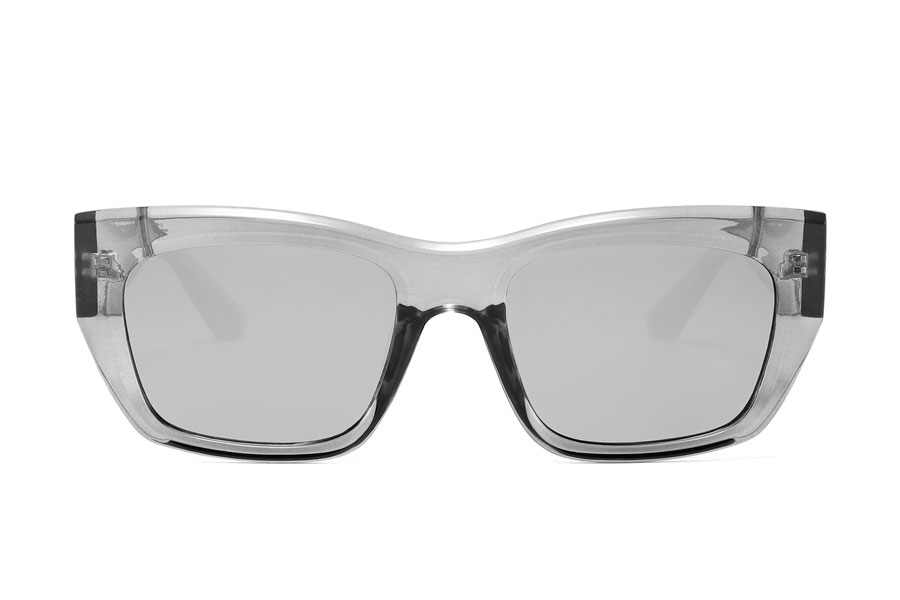Kraftig robust solbrille i grålig transparent stel. Solbrillen har kant og et let cateye design med en smule spids i hjørnerne | solbriller_kvinder-2