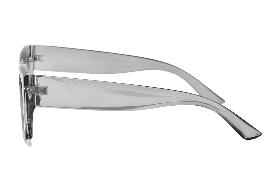 Kraftig robust solbrille i grÃ¥lig transparent stel. Solbrillen har kant og et let cateye design med en smule spids i hjÃ¸rnerne | cat_eye_solbriller-3