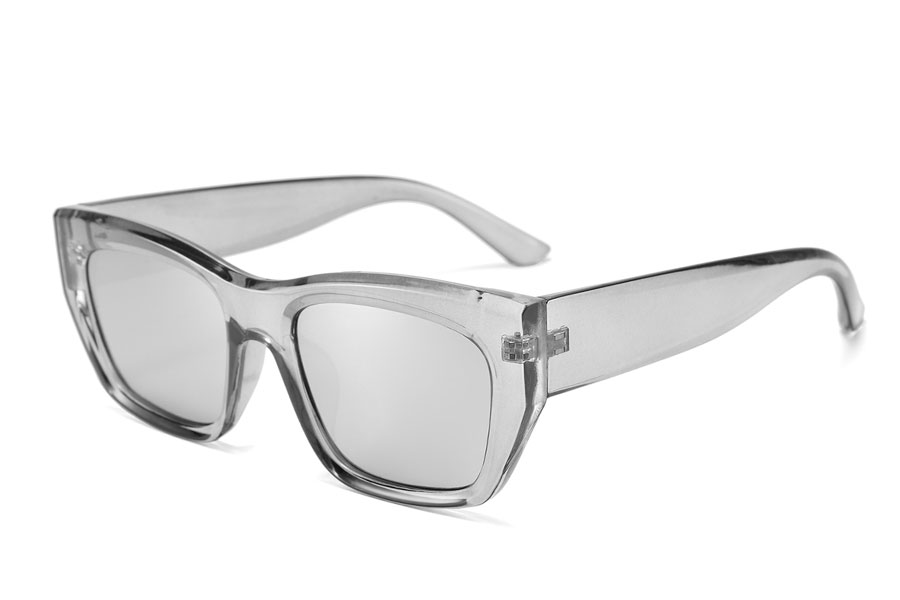 Kraftig robust solbrille i grÃ¥lig transparent stel. Solbrillen har kant og et let cateye design med en smule spids i hjÃ¸rnerne | cat_eye_solbriller