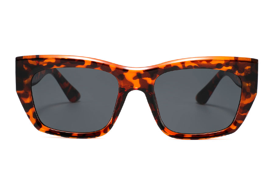 Denne solbrille er en dame solbrille i sit store retroinspireret kantede design. Se udvalget her. 129 kr. | cat_eye_solbriller-2