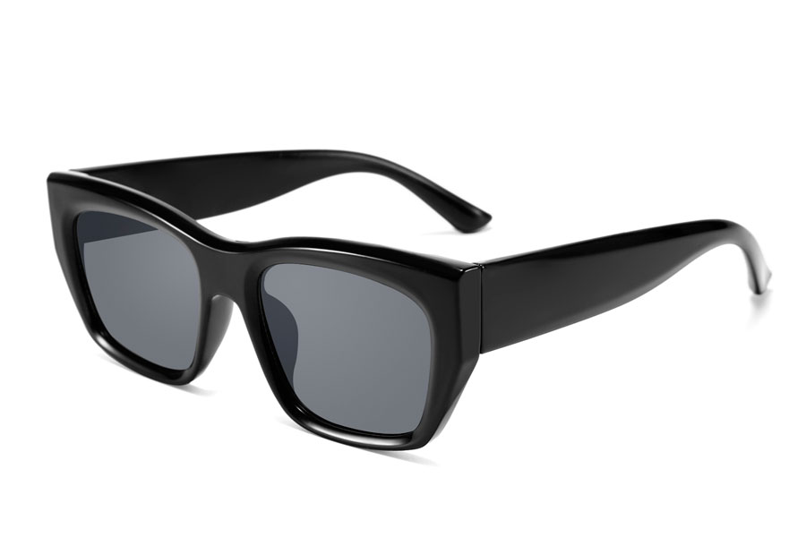 Kraftig robust solbrille i sort blank stel. Solbrillen har kant og et let cateye design med en smule spids i hjørnerne | search