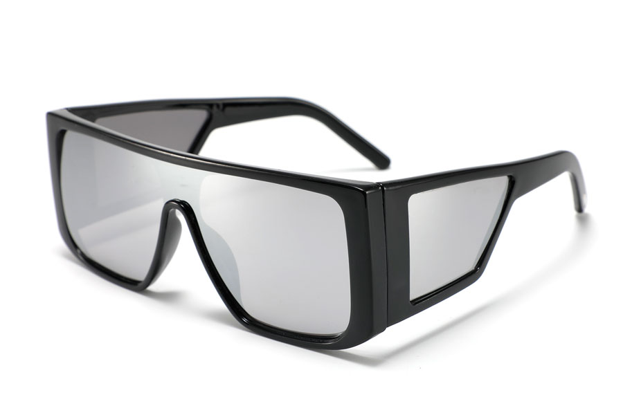 Oversize solbrille blank sort stel med sideglas i de bredde stænger. Solbrillens design er fladt og massivt og kantet og har sølvfarvet sepjlglas både i front og sideglassene | firkantet-solbriller