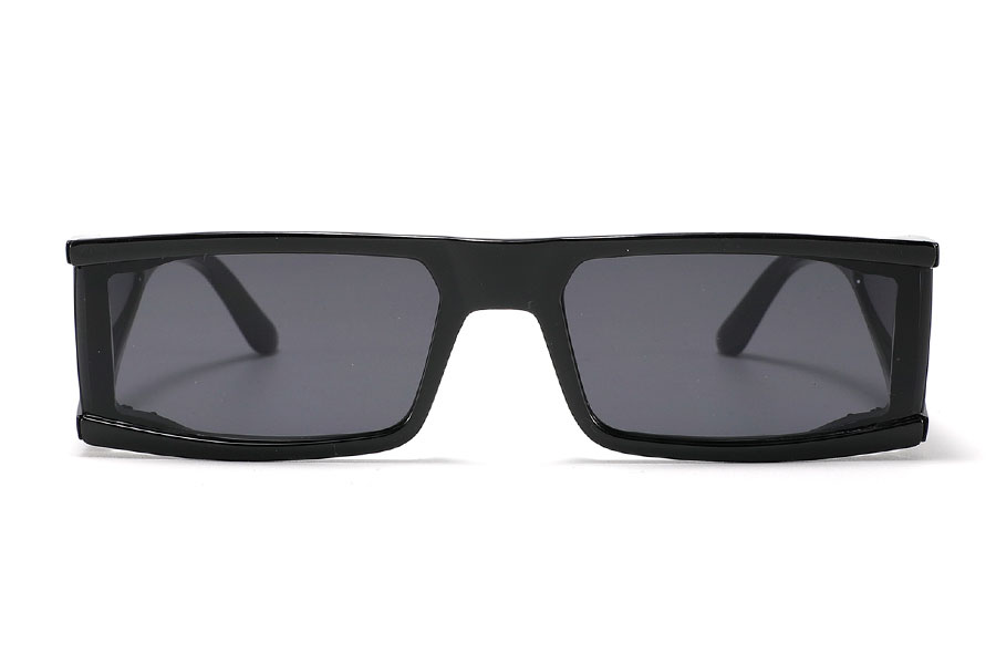 Solbrille med sideglas i de bredde stænger i et råt 80´er-90´er look. Solbrillens design er fladt, massivt og kantet og har mørke glas i både front og sideglassene | firkantet-solbriller-2