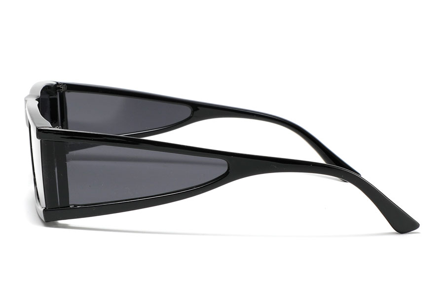 Solbrille med sideglas i de bredde stænger i et råt 80´er-90´er look. Solbrillens design er fladt, massivt og kantet og har mørke glas i både front og sideglassene | firkantet-solbriller-3