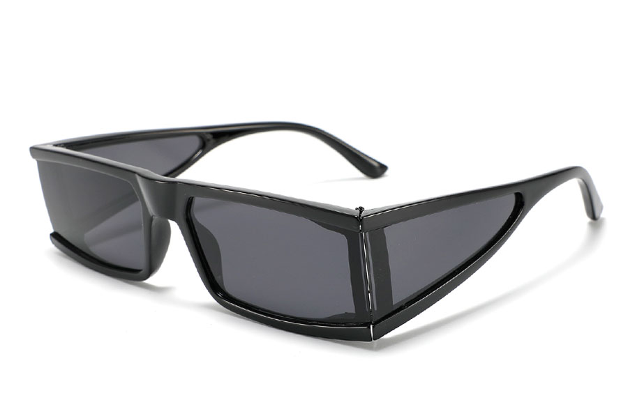 Solbrille med sideglas i de bredde stænger i et råt 80´er-90´er look. Solbrillens design er fladt, massivt og kantet og har mørke glas i både front og sideglassene | festival-solbriller