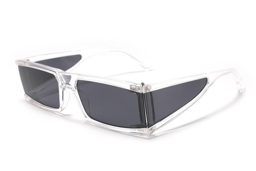 Solbrille med sideglas i de bredde stænger i et råt 80´er-90´er look. <br> Solbrillens design er fladt, massivt og kantet og har mørke glas i både front og sideglassene | ski_racer_solbriller