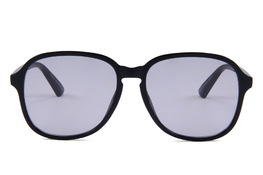 Solbrille i rundt design med lidt kant i hjørnerne. Stellet er blank sort med lyse glas med en strejf af lilla | festival-solbriller-2