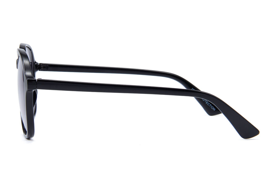 Solbrille i rundt design med lidt kant i hjÃ¸rnerne. Stellet er blank sort med lyse glas med en strejf af lilla | runde_solbriller-3