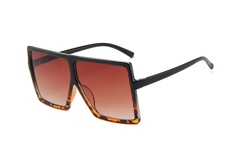 Denne solbrille er unisex i sit store rÃ¥ look, men bÃ¦res nok mest af den stilsikre og modebevidste kvinde | solbriller_kvinder