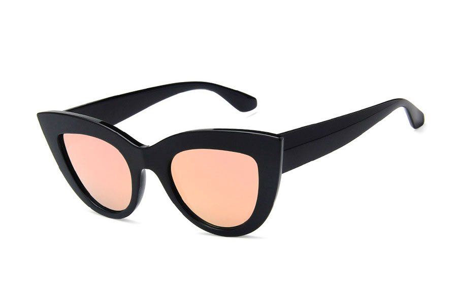 Sort cateye solbrille med spejlglas i fersken-lilla nuancer. Kraftigt og bredt design med spidser hjørner og runde former | solbriller_kvinder
