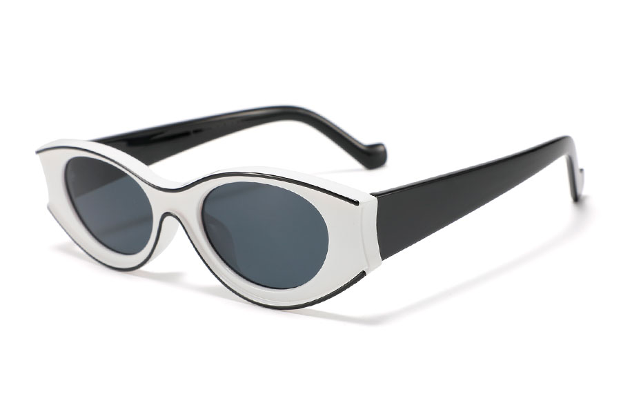 Vildeste hipster racer brille i fræk farvesammensætning af hvid front og sorte stænger | search
