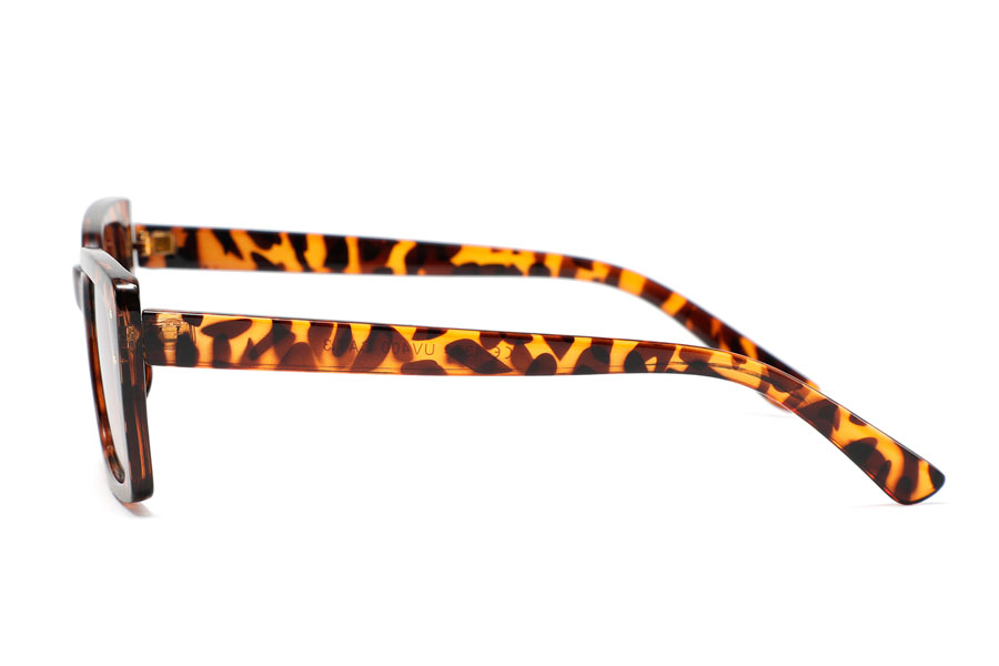 Aflang firkantet modesolbrille i smukt lyst spættet stel. Flot og enkelt design til den mere klassiske modebevidste kvinde | festival-solbriller-3