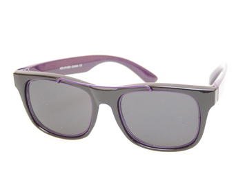 Wayfarer agtig solbrille med lilla metal detalje rundt i kanten. Club kids look | retro_vintage_solbriller