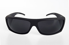Sej mat sort solbrille i råt look - Design nr. 3207