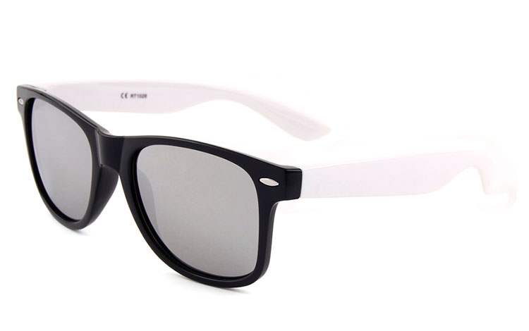 Sort wayfarer solbrille med spejlglas og hvide stænger - Design nr. 3487