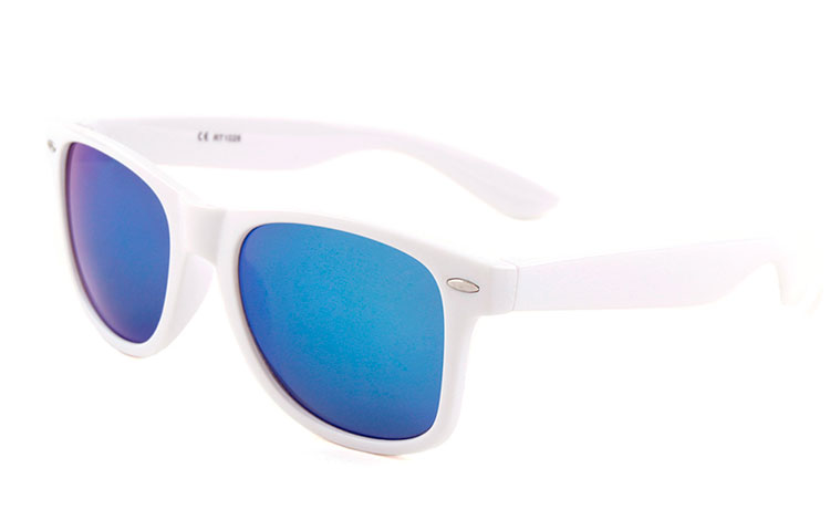 Hvid wayfarer solbrille med blålige spejlglas - Design nr. 3491