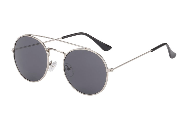 Fræk sølvfarvet metal solbrille i rundt design med 