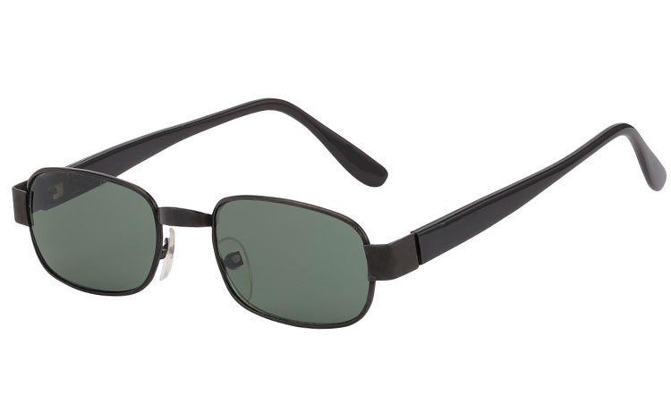 Firkantet solbrille i sort metal og sorte stænger med grønlige linser. - Design nr. 3574