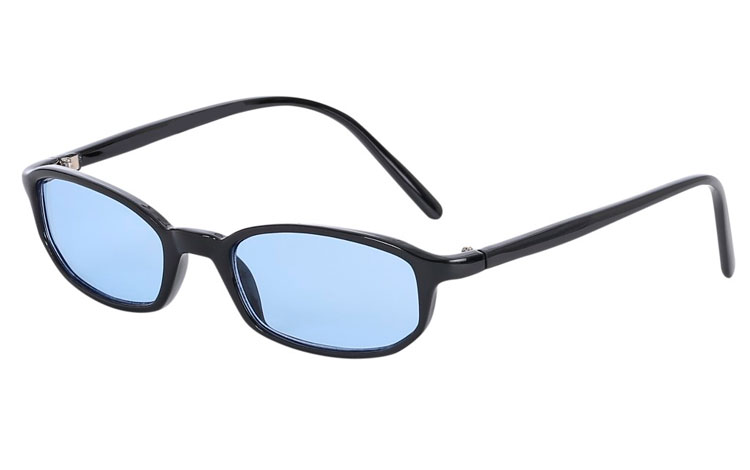 Smal moderigtig solbrille i sort stel med lyseblå glas - Design nr. s3602