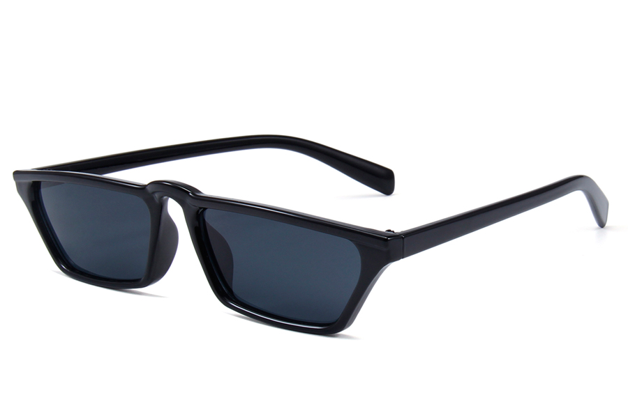 Smal og spids cateye solbrille i sort stilet design med sorte glas - Design nr. s3912