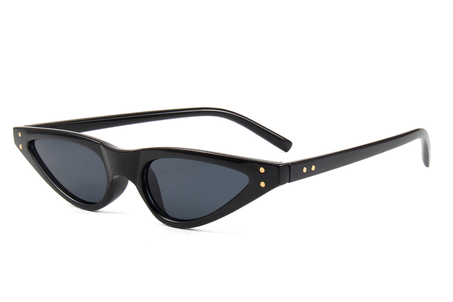 Spids og markant cat-eye solbrille i feminint design - Design nr. s3917