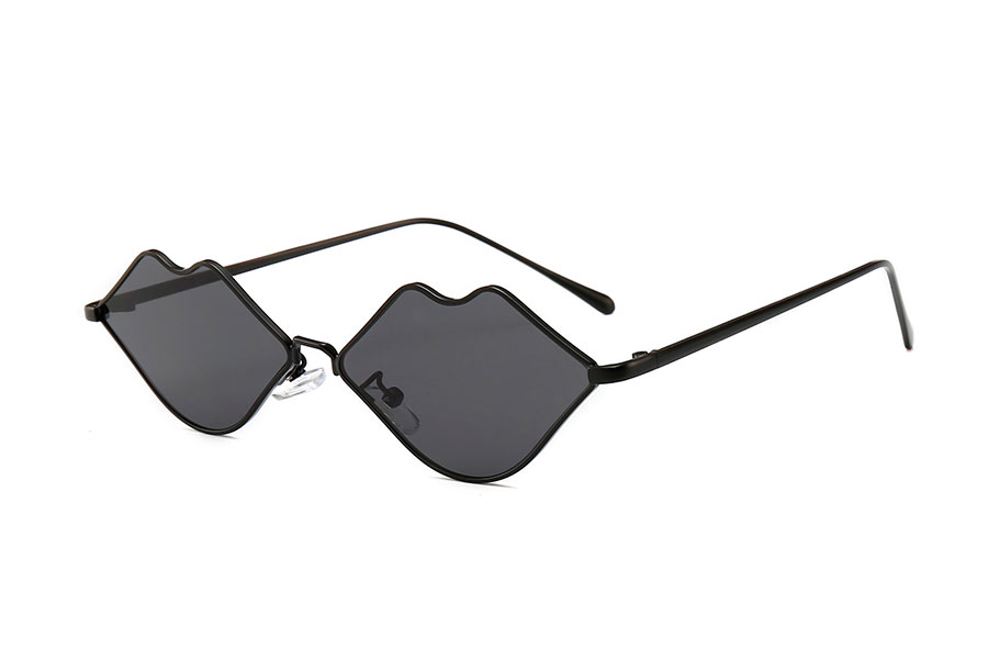 Fræk læbe solbrille i sort stel med mørke glas - Design nr. s4082
